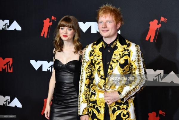 Ed Sheeran nổi bật với bộ suit hoạ tiết của Versace.