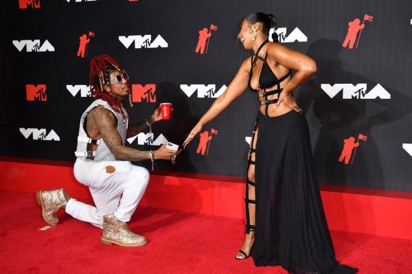 Nick Cannon và Ashanti diễn màn cầu hôn trên thảm đỏ.