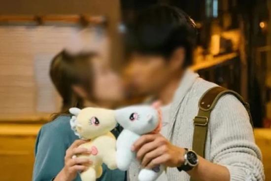 Thấy bạn gái có bầu, chàng trai giao kèo 'sang tên sổ đỏ thì cưới'