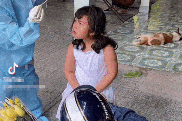 Biểu cảm siêu can đảm của bé trai chọc mũi test Covid-19-2