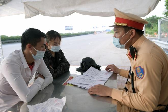 Thanh niên đưa cả tập giấy đi đường đưa cho bạn gái thông chốt-1