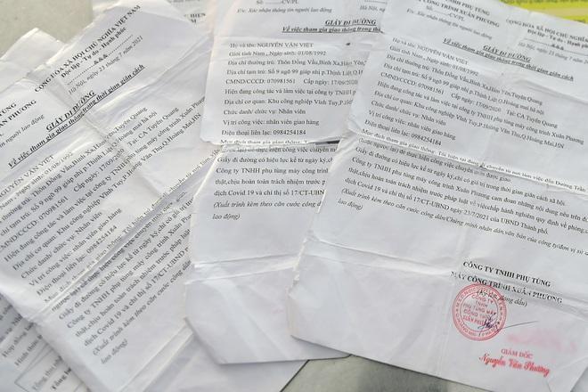 Thanh niên đưa cả tập giấy đi đường đưa cho bạn gái thông chốt-2