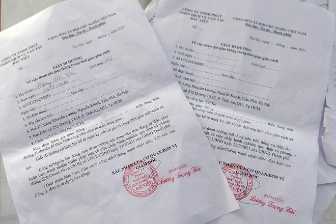 Thanh niên đưa cả tập giấy đi đường đưa cho bạn gái thông chốt-3