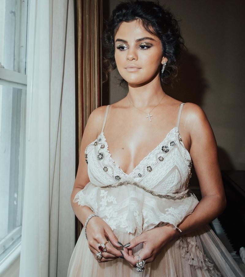 Selena Gomez vẫn tiền đình vì màn make-up chết trôi ở Met Gala-7