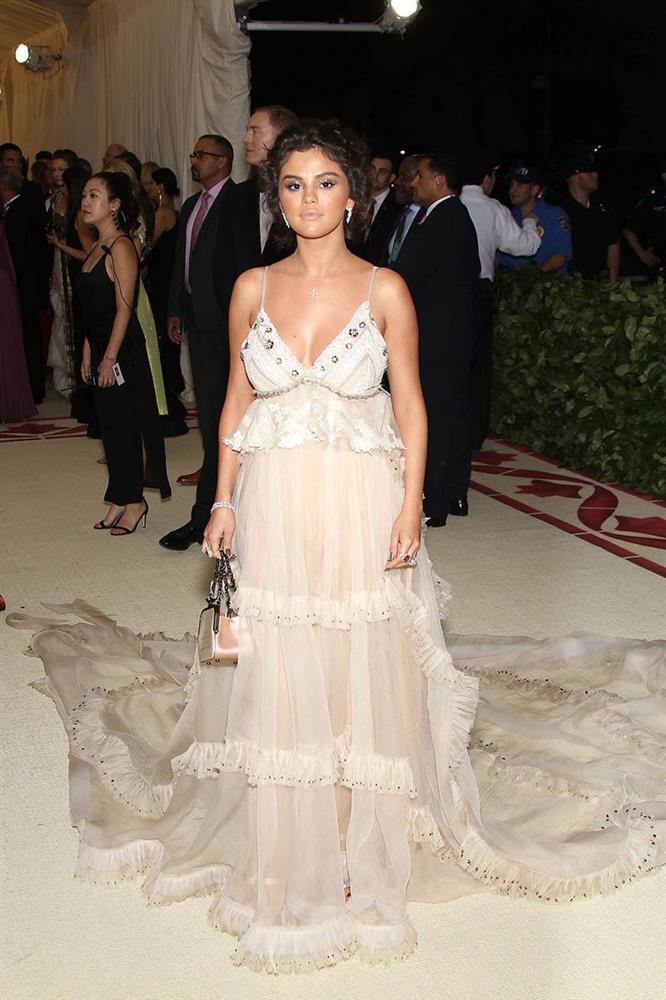 Selena Gomez vẫn tiền đình vì màn make-up chết trôi ở Met Gala-3