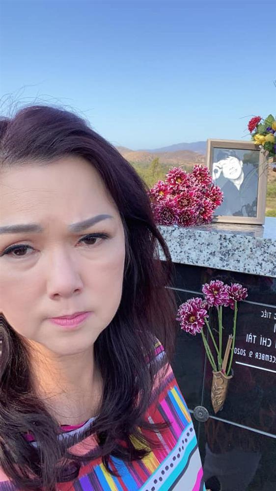 Vợ Chí Tài bị bình luận tiêu cực việc đăng ảnh viếng mộ
