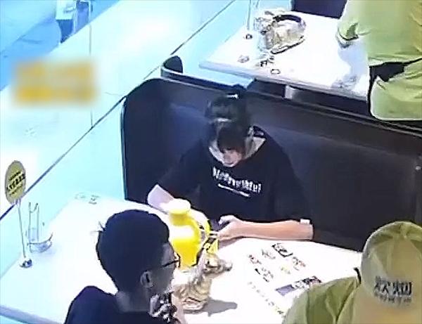 Ăn bữa cuối rồi chia tay, cô gái bật khóc khiến dân mạng thương xót-1