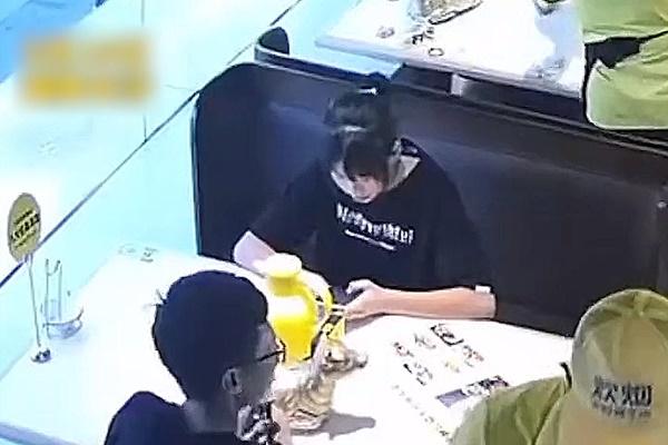 Không tán được gái xinh, anh chàng lập tức mày tao đòi trả quà-4