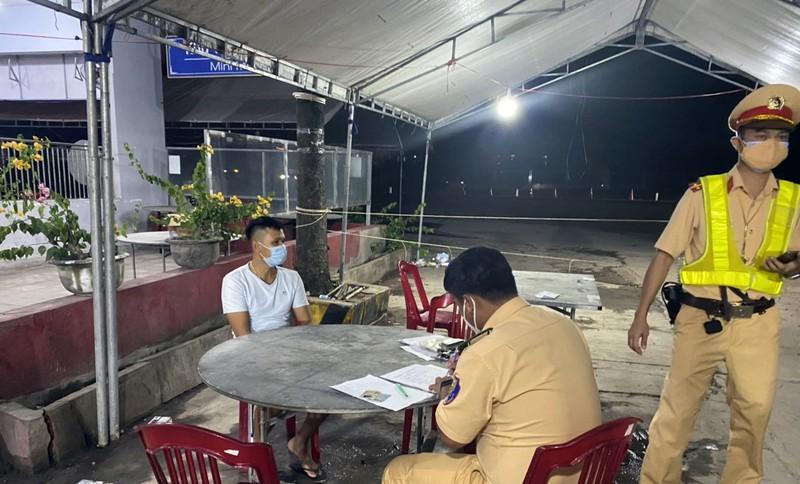 15 người ngồi thùng xe đông lạnh thông chốt, vài người đã khó thở-4