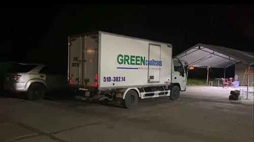 15 người ngồi thùng xe đông lạnh thông chốt, vài người đã khó thở-1