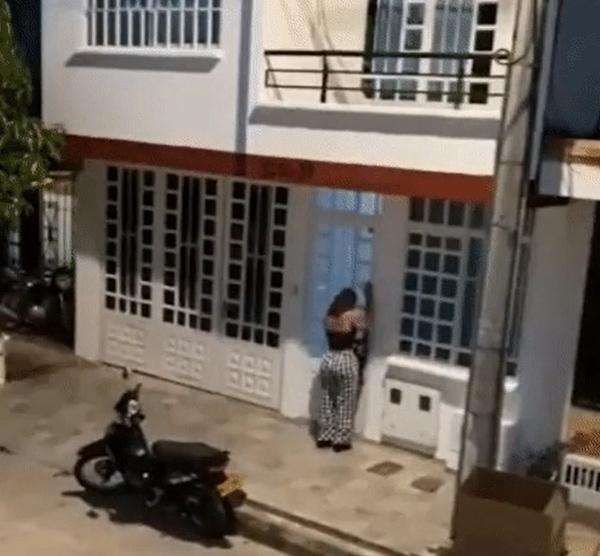 Bạn gái đập cửa đánh ghen, tiểu tam quăng người từ tầng 2 xuống-1