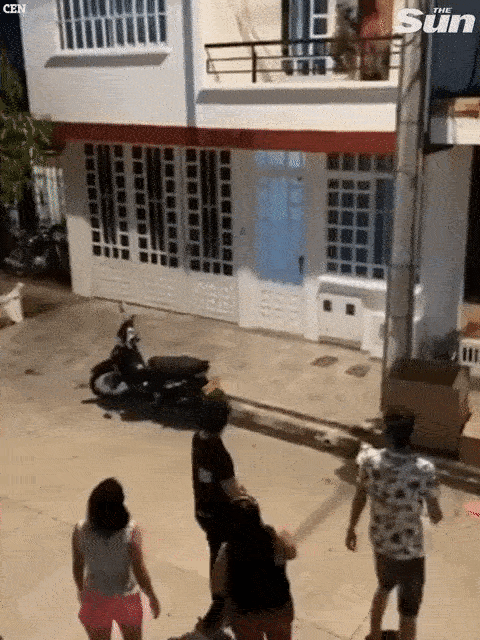 Bạn gái đập cửa đánh ghen, tiểu tam quăng người từ tầng 2 xuống-2