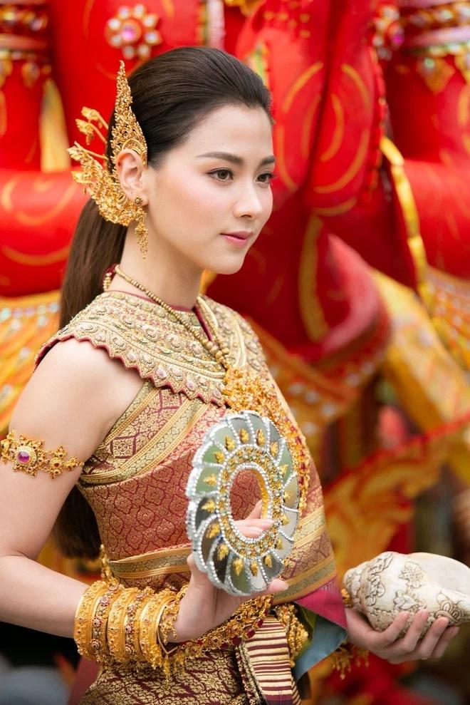 Baifern Pimchanok từng gây náo loạn mạng xã hội khi hóa thân thành nữ thần tại tết cổ truyền Songkran 2019.