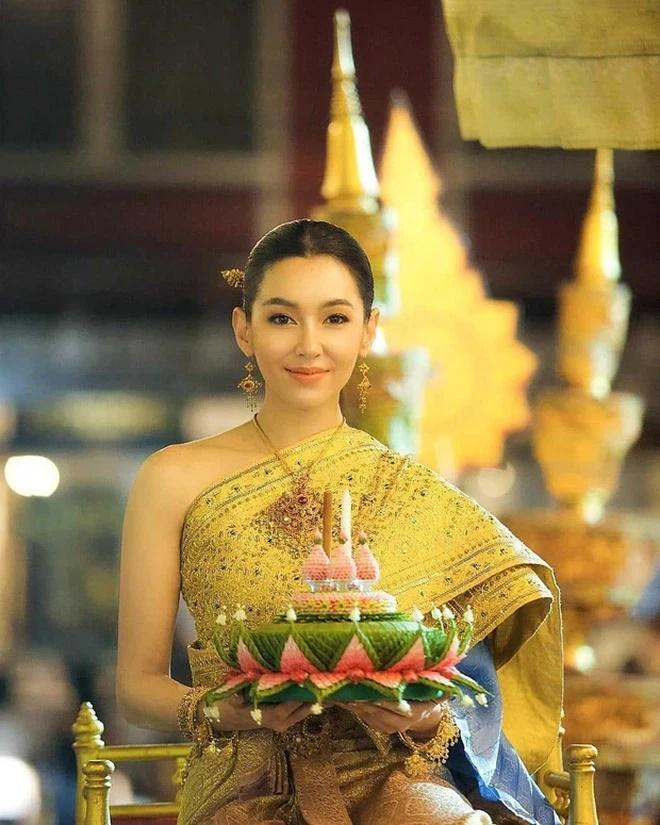 Bella Ranee cực kỳ được lòng fan Thái nhờ vẻ đẹp rất giống với nữ thần truyền thống của xứ Chùa Vàng.