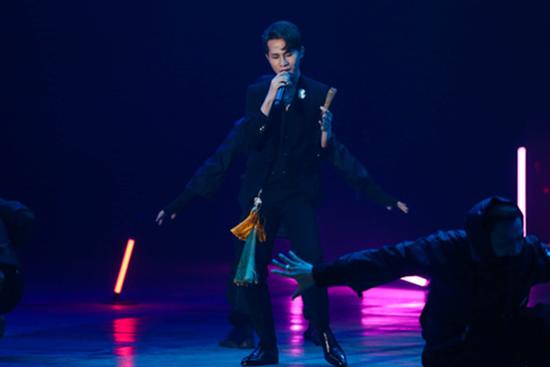 Khoảnh khắc Jack suýt 'vồ ếch' trên sân khấu khiến fan hú hồn