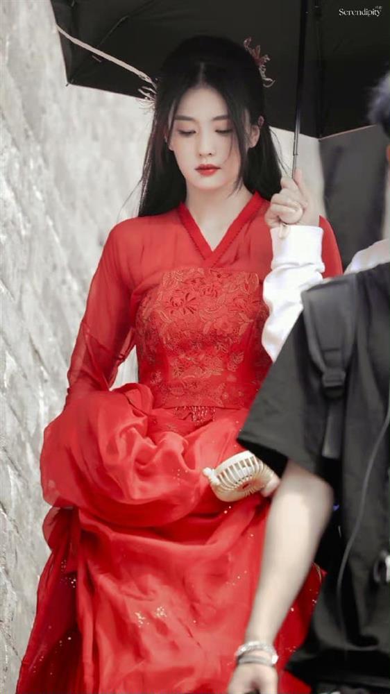 Bạch Lộc được cư dân mạng là khen là nữ thần màu đỏ