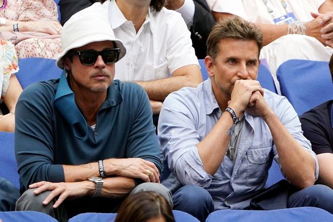 Ngày 12/9, Us Weekly đưa tin Brad Pitt và Bradley Cooper đi xem trận đấu giữa 2 tay vợt Daniil Medvedev và Novak Djokovic ở Trung tâm Quần vợt Quốc gia USTA Billie Jean King, Mỹ. 2 tài tử ngồi cạnh nhau và trở thành tâm điểm ống kính. Ảnh: Us Weekly.