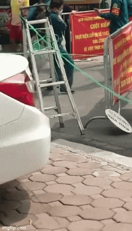 Ông chú nằng nặc đòi thông chốt cổng chợ: Tao vào mua cân thịt-1