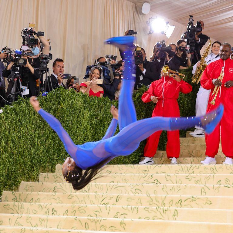 Met Gala 2021: Vận động viên cởi đầm dạ hội nhào lộn trên thảm đỏ-2