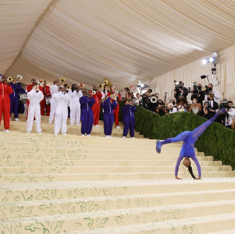 Met Gala 2021: Vận động viên cởi đầm dạ hội nhào lộn trên thảm đỏ-3