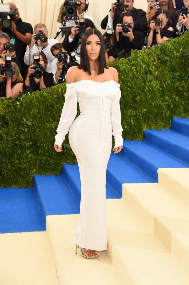 Kim Kardashian kiên quyết không hở miếng thịt nào ở Met Gala 2021-7