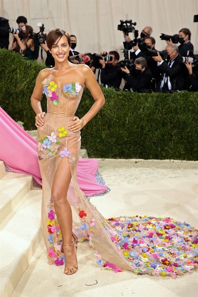 Kendall Jenner cầm đầu phe mặc mà như không ở Met Gala 2021-5
