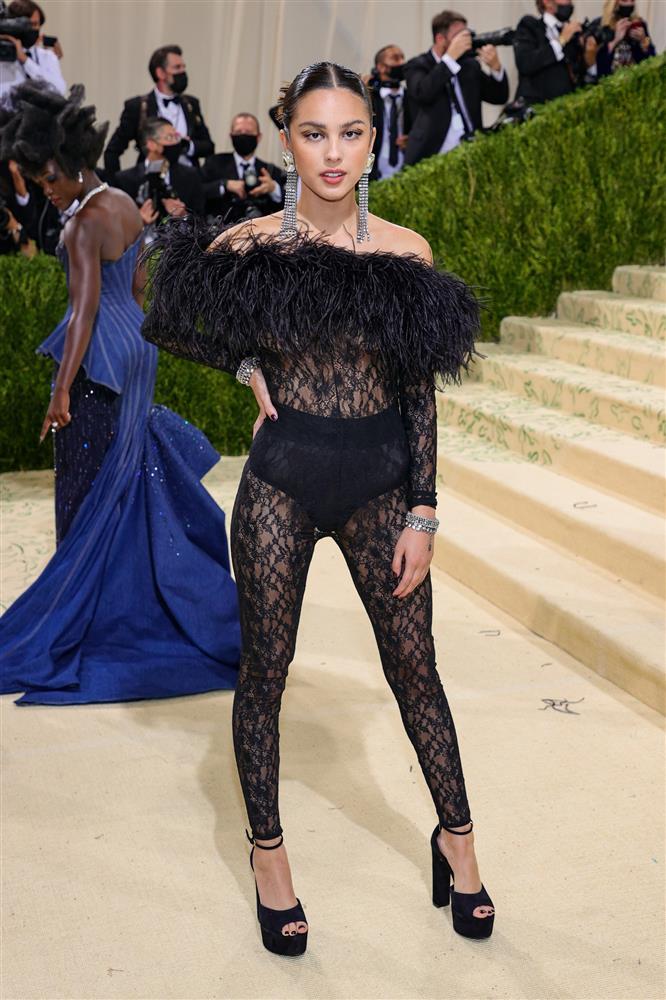 Kendall Jenner cầm đầu phe mặc mà như không ở Met Gala 2021-6