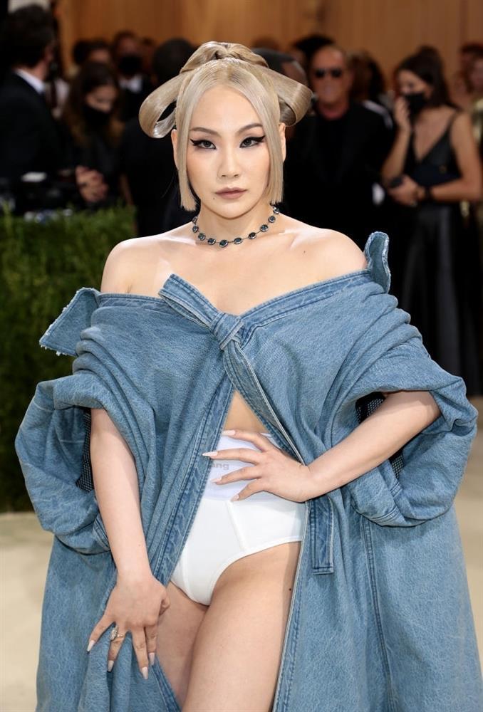 CL mặc mỗi quần nội y cũng chặt đẹp cô em Rosé tại Met Gala-2