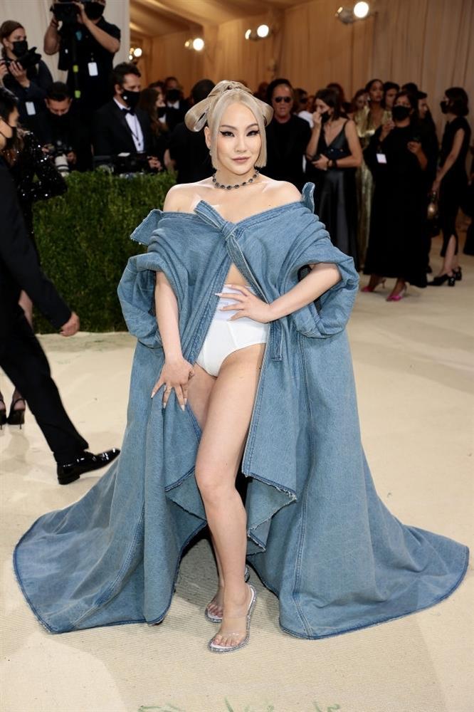 CL mặc mỗi quần nội y cũng chặt đẹp cô em Rosé tại Met Gala-3