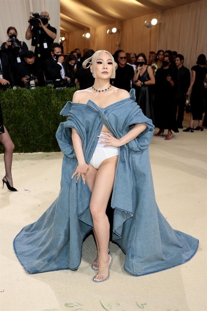 CL mặc mỗi quần nội y cũng chặt đẹp cô em Rosé tại Met Gala-4