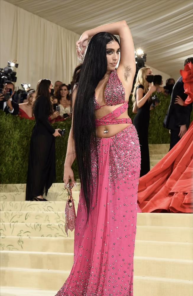 Con gái Madonna khoe lông nách trên thảm đỏ Met Gala 2021-2