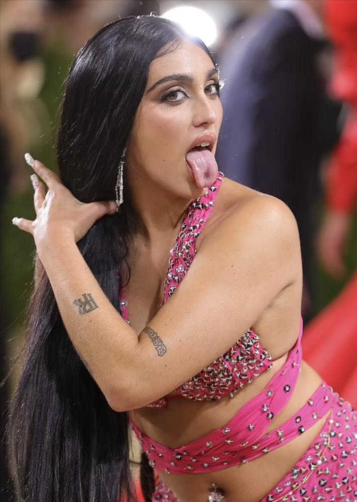 Madonna's daughter shows off her armpit hair on the 2021-5 Met Gala red carpet