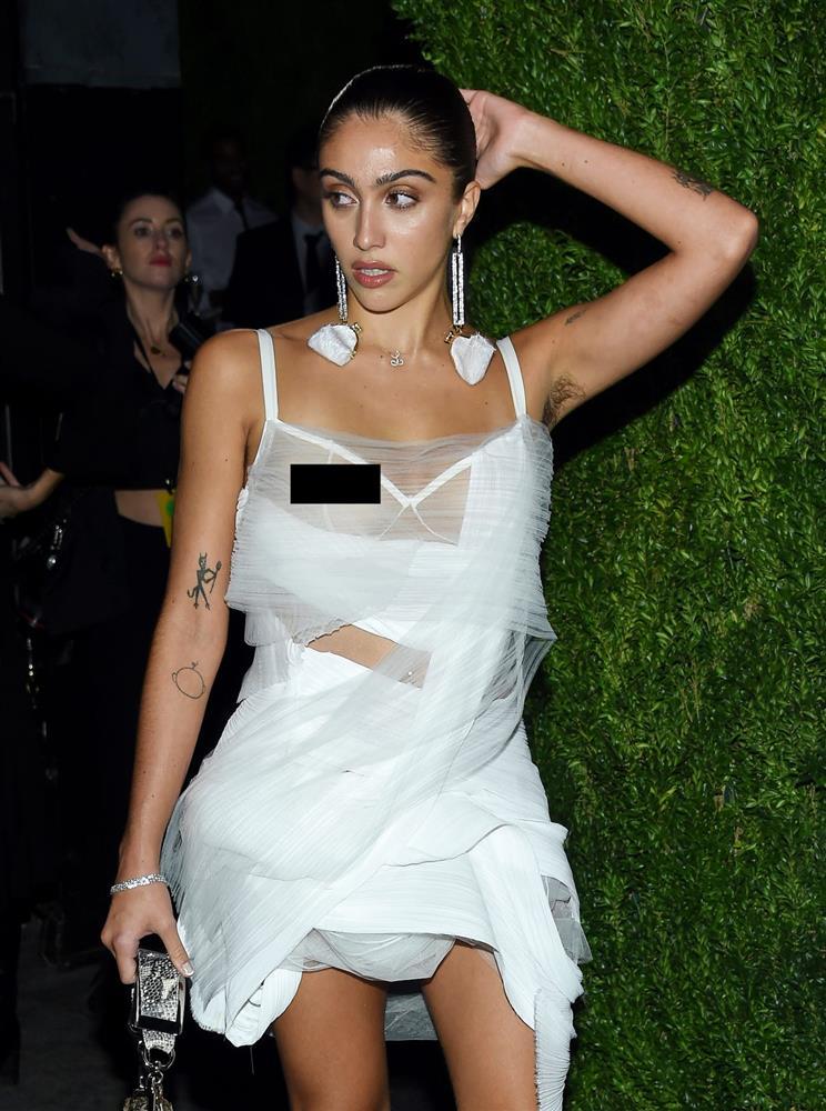 Madonna's daughter shows off her armpit hair on the 2021-6 Met Gala red carpet