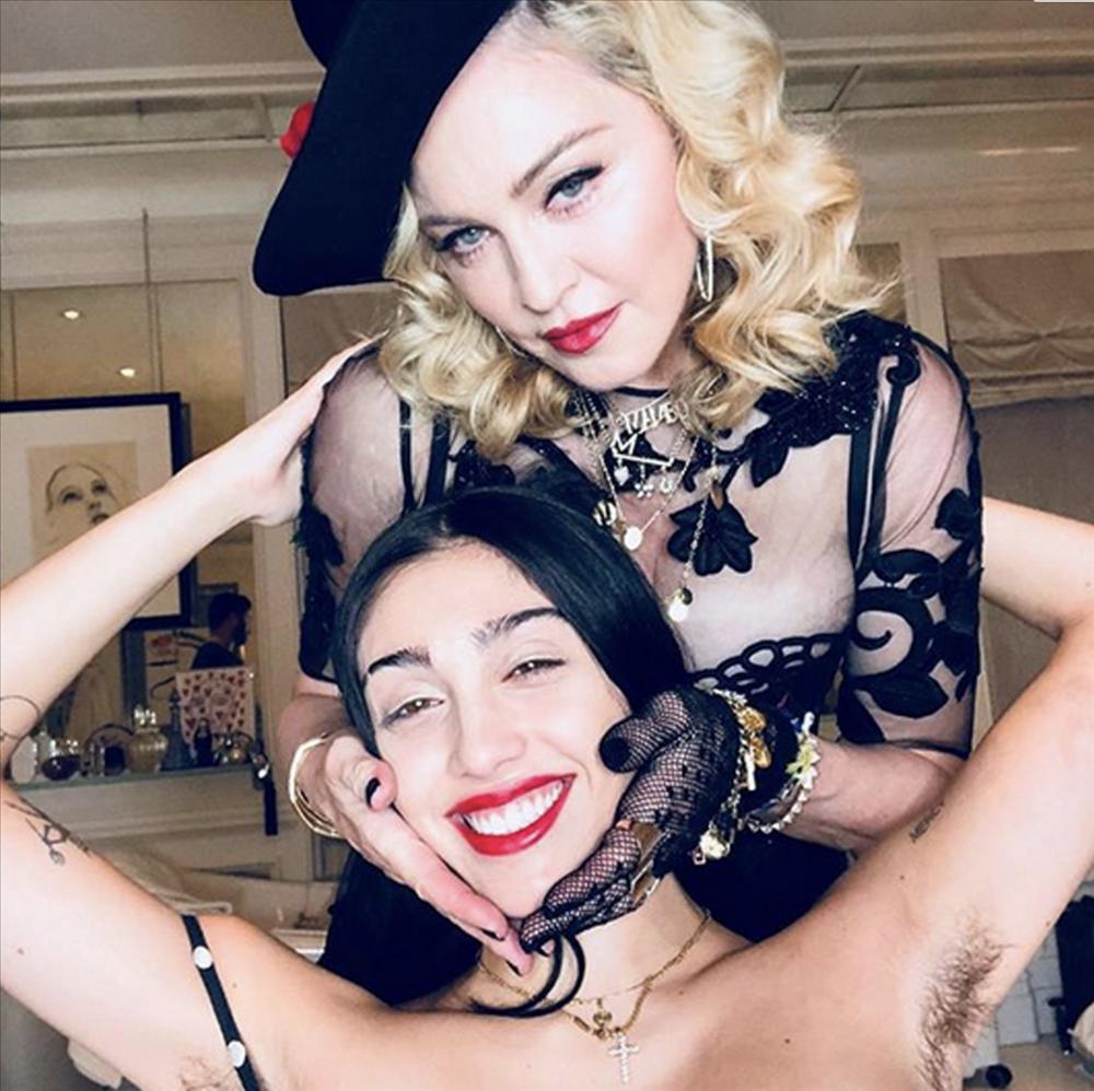 Madonna's daughter shows off her armpit hair on the 2021-8 Met Gala red carpet