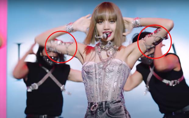 Fan xót khi Lisa BLACKPINK bị thương để lại sẹo vì đu dây mạo hiểm-3