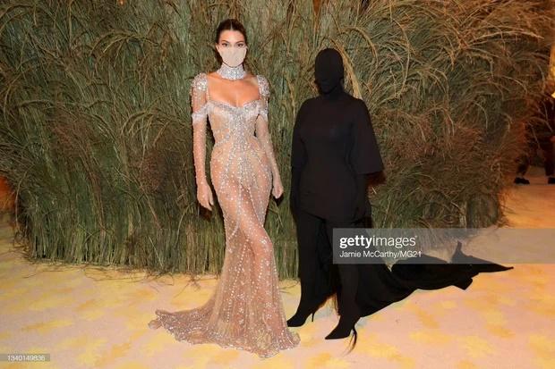 Bức ảnh đắt nhất thảm đỏ Met Gala năm nay là đây. Màn lên đồ đối lập: Kendall đúng tiêu chí sang xịn mịn, còn cô chị Kim thì vô địch về độ chơi trội, giành spotlight bất chấp.