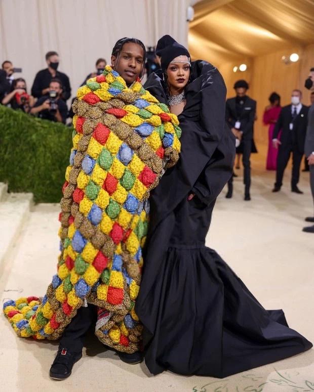 Rihanna và bạn trai ASAP Rocky rủ nhau đến Met Gala, cho dân tình được 1 phen chứng kiến những bộ cánh ngốt ngát.