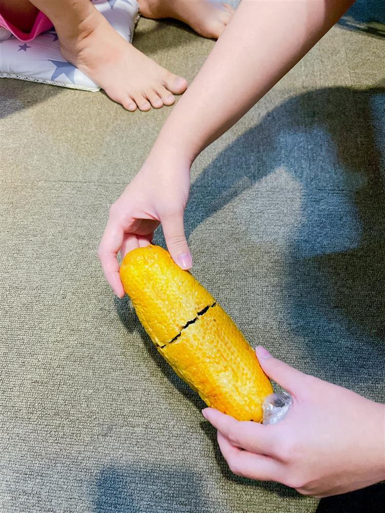 Nướng bánh mì vỏ vàng ruột bóng đêm, khổ chủ chỉ biết câm nín-1