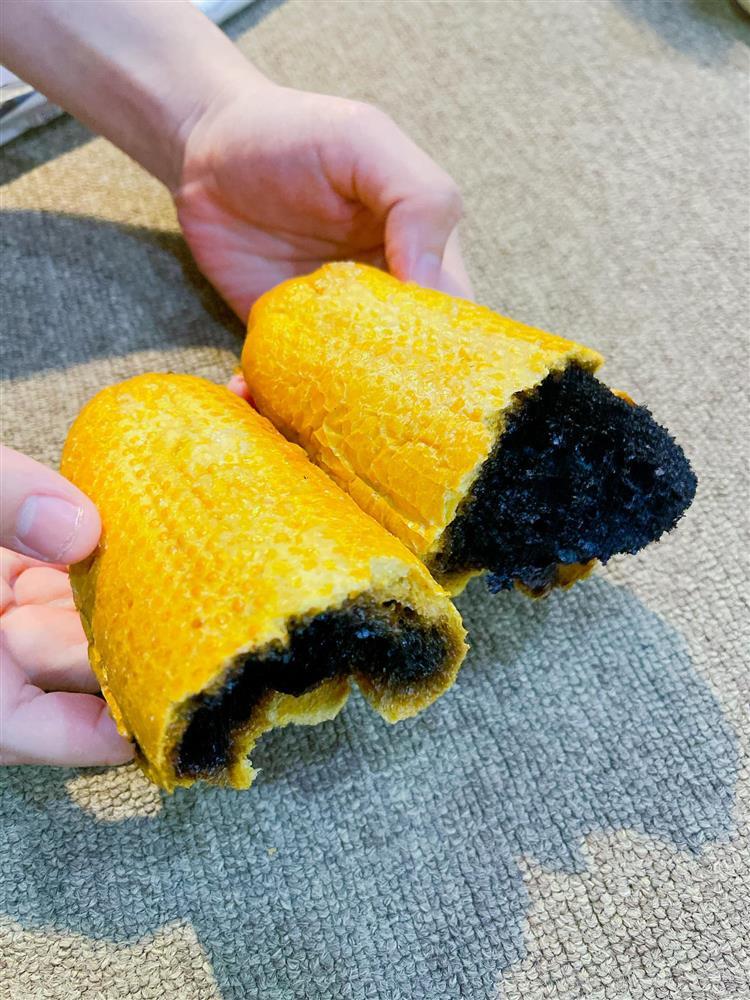 Nướng bánh mì vỏ vàng ruột bóng đêm, khổ chủ chỉ biết câm nín-3