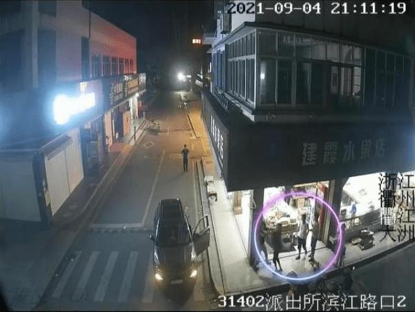 Họp lớp 20 năm, lao vào đánh nhau vì tranh cãi từng yêu hoa khôi-1