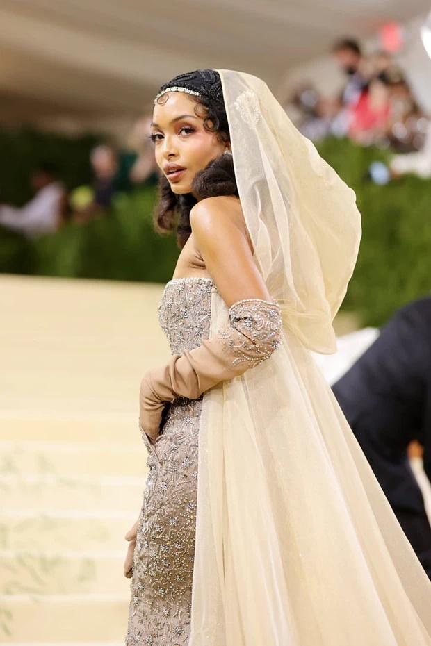 Yara Shahidi diện bộ váy thêu đính cầu kỳ của Christian Dior.