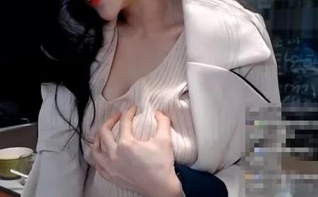 Hot girl livestream tự sờ soạng, show ngực phản cảm-4