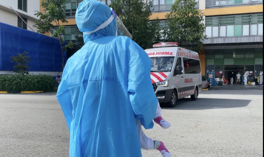 Nữ bác sĩ ôm cháu bé chạy bộ cấp cứu: Chỉ cố gắng thật nhanh-3