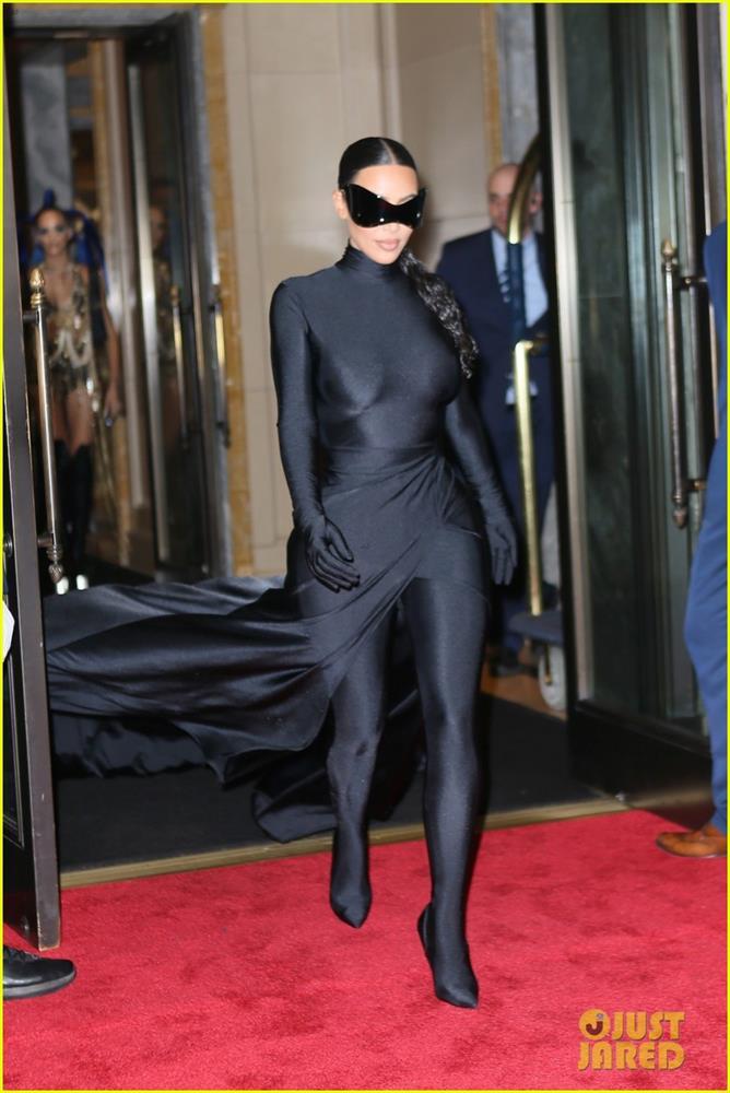 Hậu Met Gala 2021: Kim Kardashian lộ mặt, Rihanna khoe hông-5