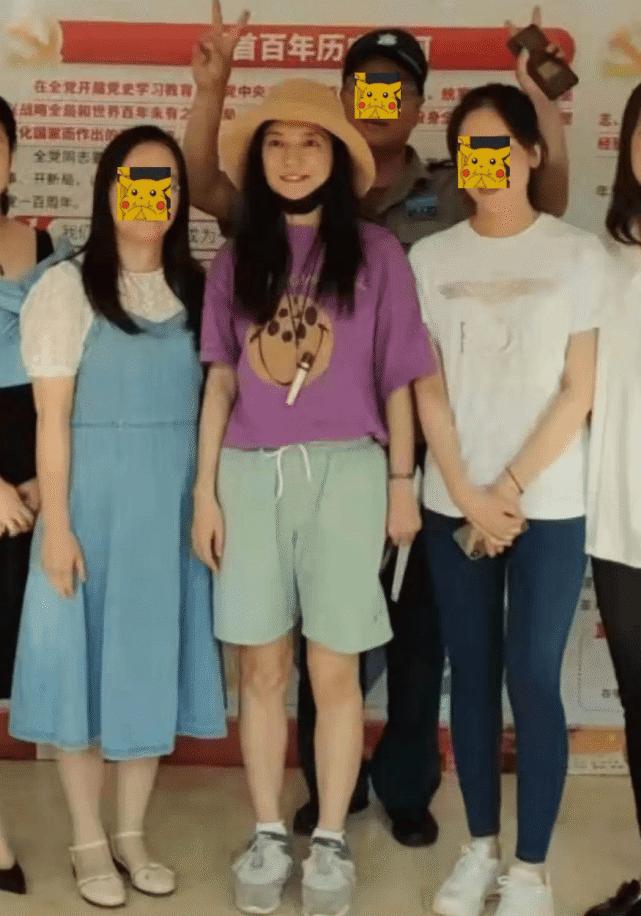 Lộ ảnh Triệu Vy trở về quê nhà sau biến cố phong sát-2