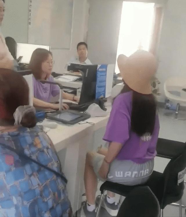 Lộ ảnh Triệu Vy trở về quê nhà sau biến cố phong sát-3