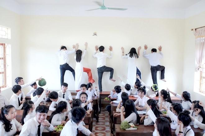 Bị đám học trò lôi xe máy vào lớp, thầy giáo phản ứng cute-8