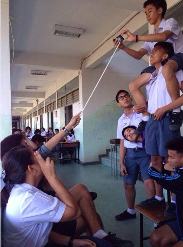 Bị đám học trò lôi xe máy vào lớp, thầy giáo phản ứng cute-6