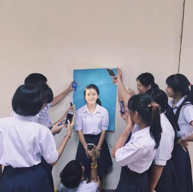 Bị đám học trò lôi xe máy vào lớp, thầy giáo phản ứng cute-7