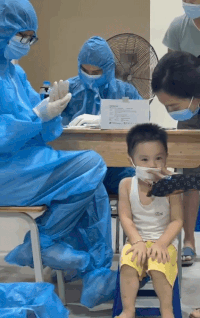 Biểu cảm siêu can đảm của bé trai chọc mũi test Covid-19-1